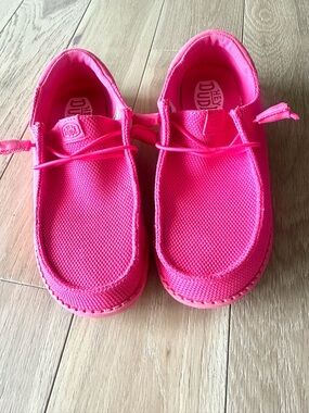 Hey Dude Womens Size W8
Bright Pink Slip-On Shoes